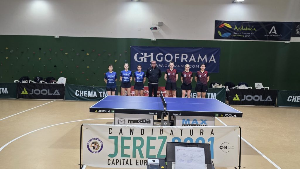 Equipos del Club Tenis de Mesa Jerez antes de un encuentro en las instalaciones del club